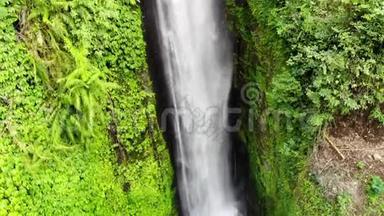 鸟瞰巴厘岛热带岛屿上令人惊叹的瀑布.. 慢动作。 <strong>1920</strong>x1080